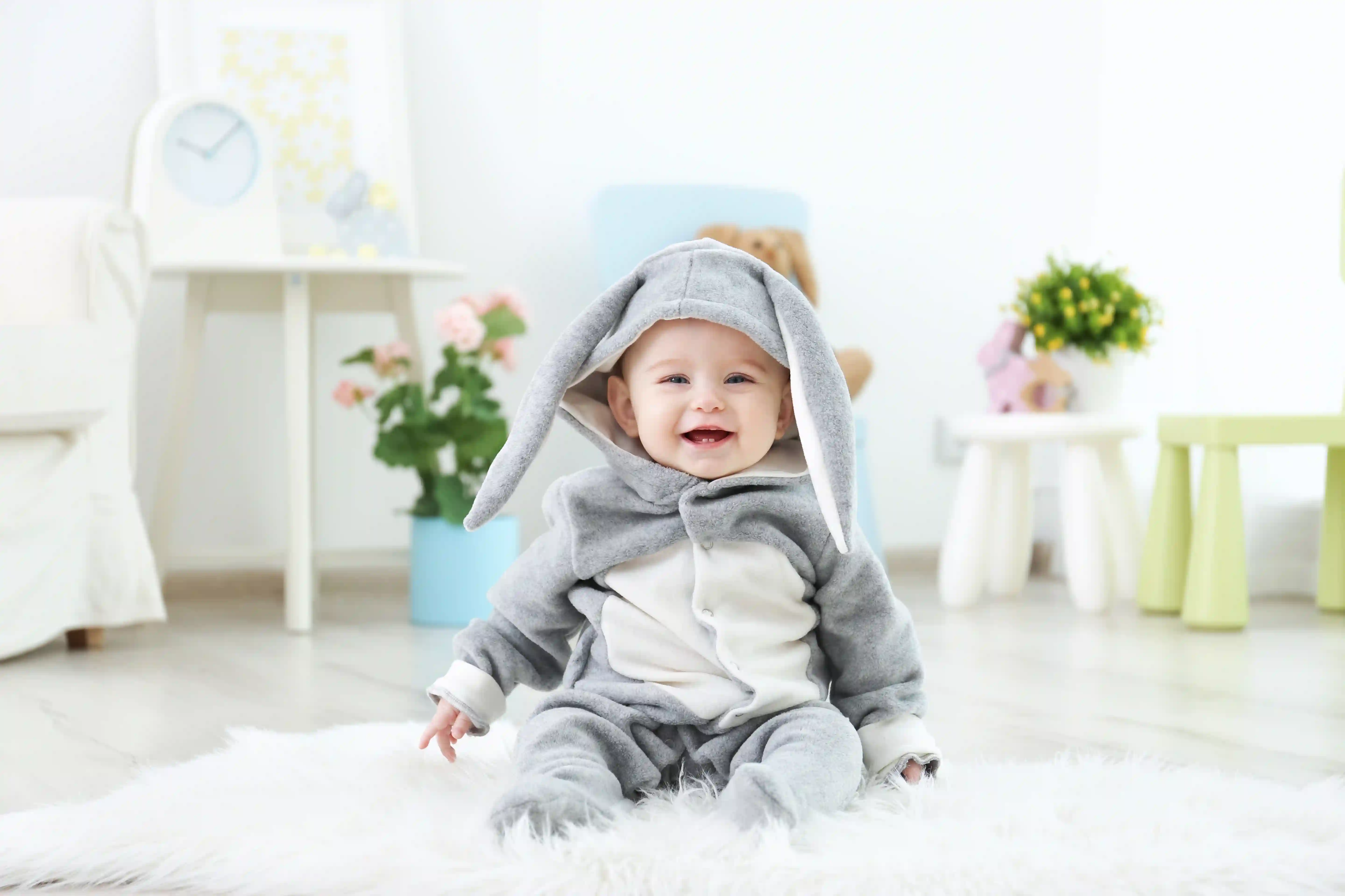 赤ちゃんが笑顔で座っている様子